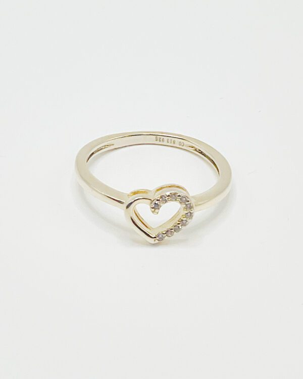 Anillo de plata bañada en oro con piedras Corazón